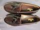 Mocasines y cartera de moda de mujer. Chancletas de hombre